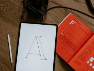 Smartphone mit Social Media für Maker