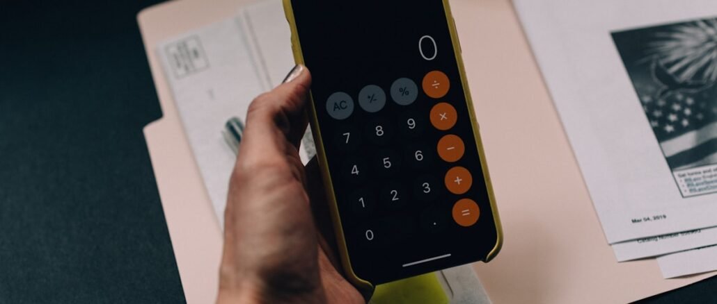 Kleingeld und Smartphone mit Umsatzgraph