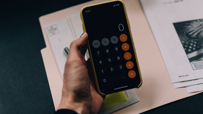 Kleingeld und Smartphone mit Umsatzgraph