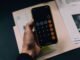 Kleingeld und Smartphone mit Umsatzgraph